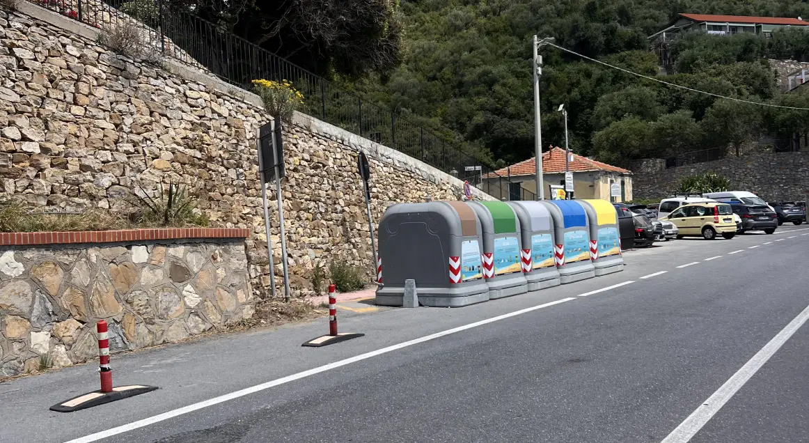 Row of Easy containers along a road (sample photo)
