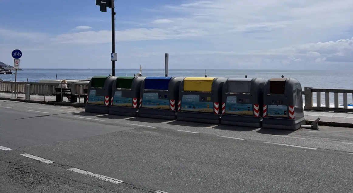 Easy containers on a promenade (sample photo)